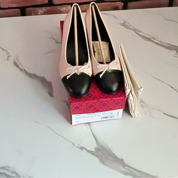 Tory Burch Black and Cream Flats Timeless Elegance - Picture 3 of 4